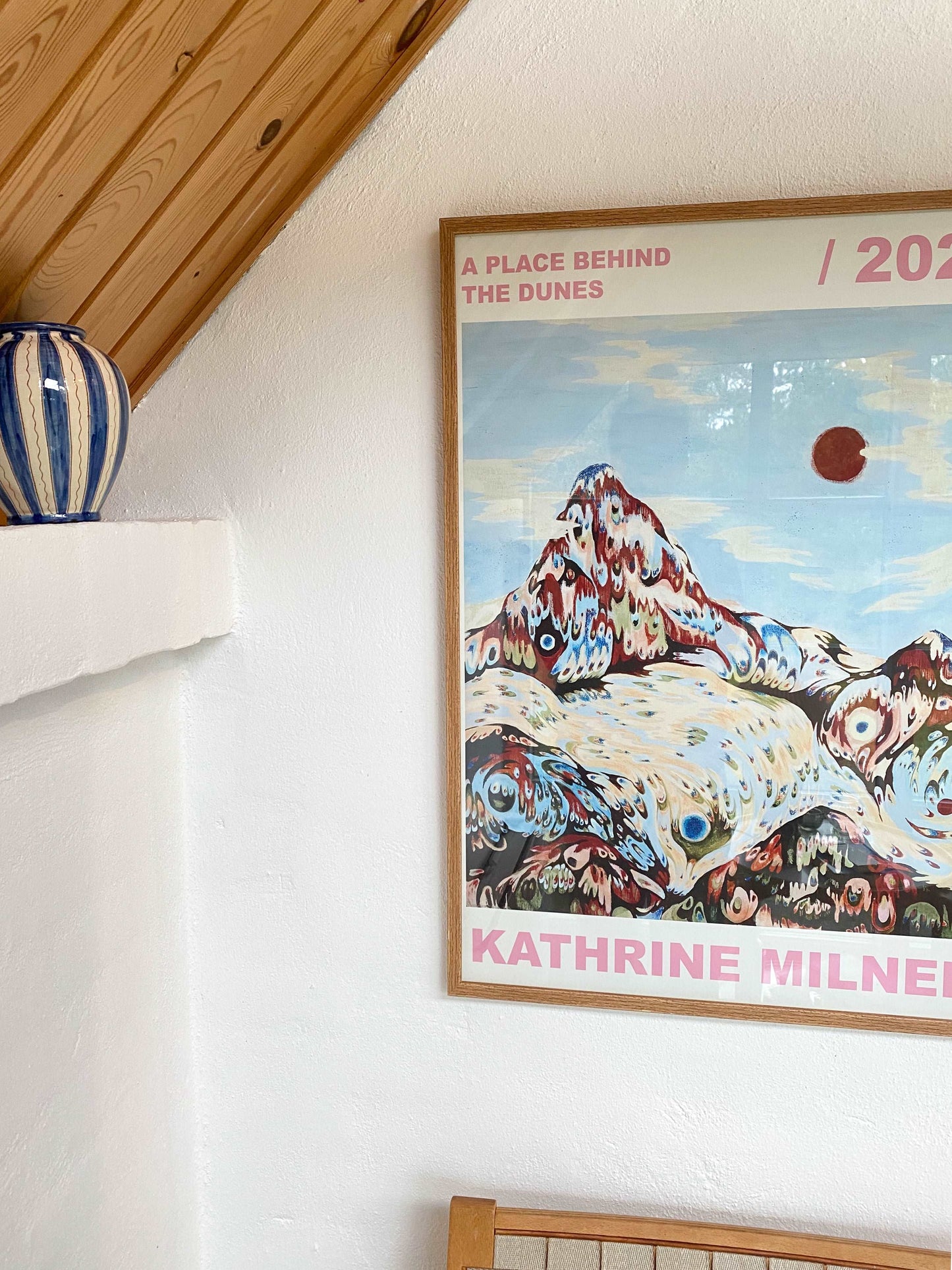 Kunstplakaten A place behind the dunes af Kathrine Milner i vores stue i sommerhuset